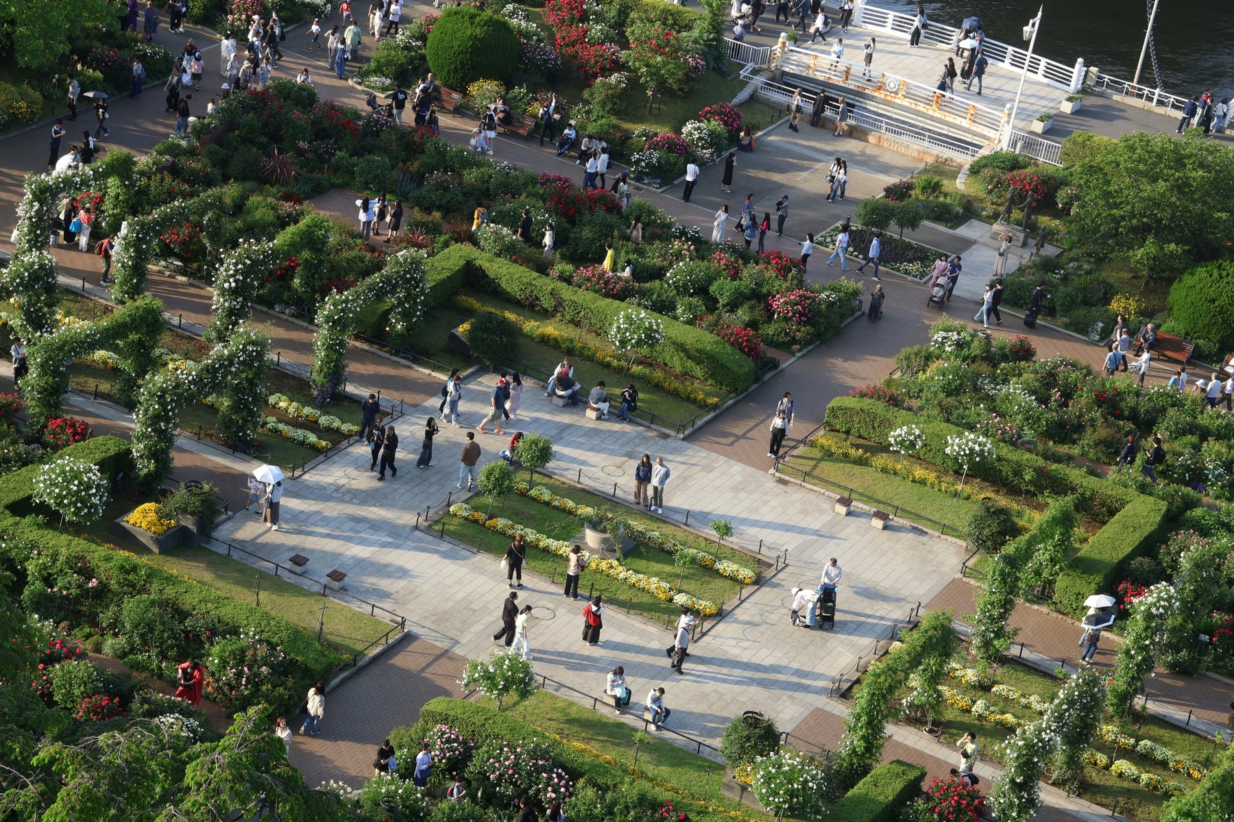 横浜・山下公園を散策する人々